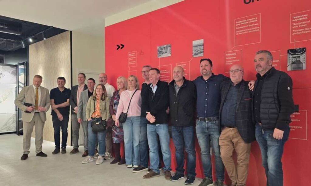 Distribuidores del Reino Unido visitan Castellón para conocer la innovación del sector cerámico