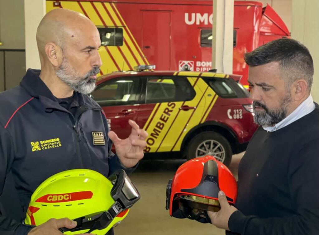 La Diputació renova l’equipament dels bombers amb 476 nous cascos