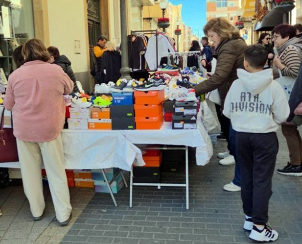 Vinaròs ha sacado sus comercios a la calle hoy domingo