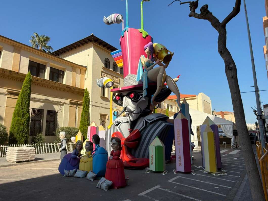 Burriana entra en els dies grans amb el muntatge dels monuments fallers