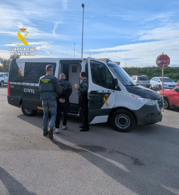 La Guardia Civil desarticula un grupo criminal que robaba en centros educativos de Burriana y Terrassa