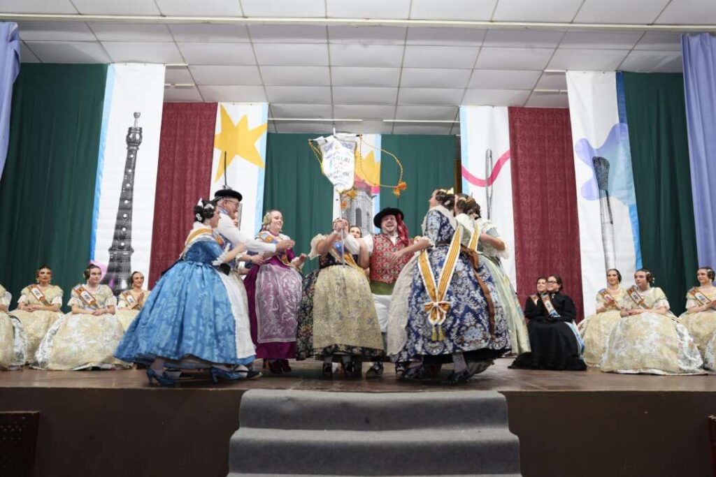 Burriana premia el talent faller en la Cavalcada del Ninot 2026