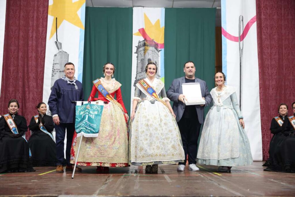 Burriana premia el talent faller en la Cavalcada del Ninot 2026