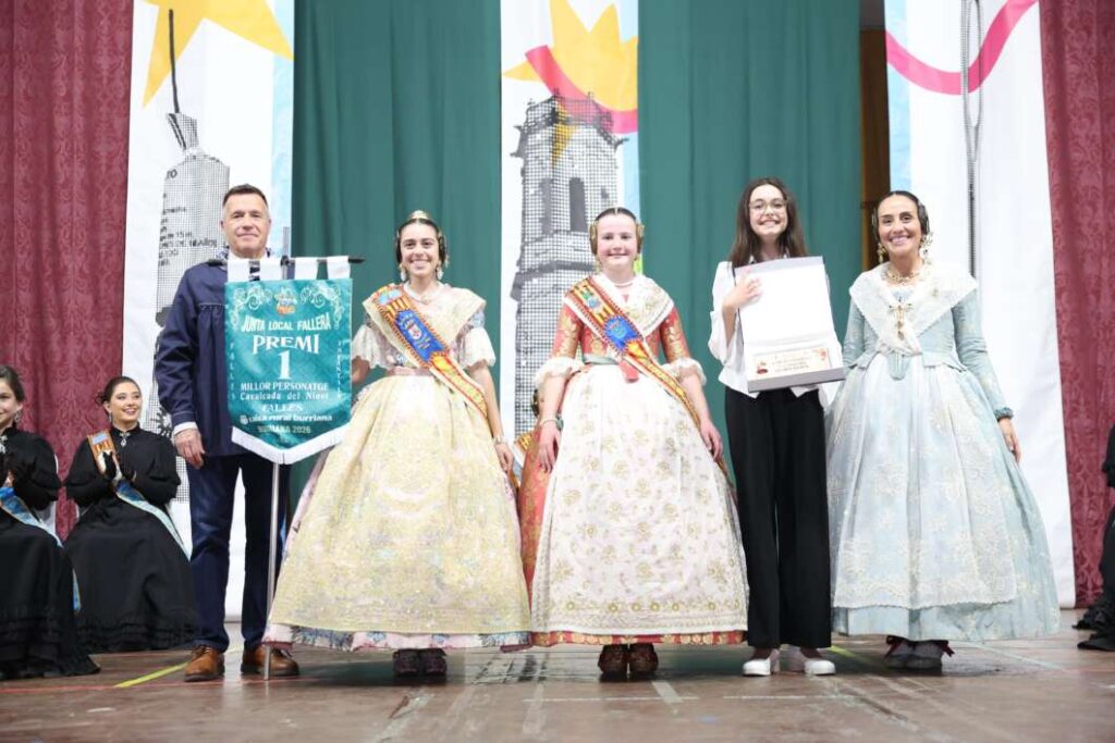 Burriana premia el talent faller en la Cavalcada del Ninot 2026