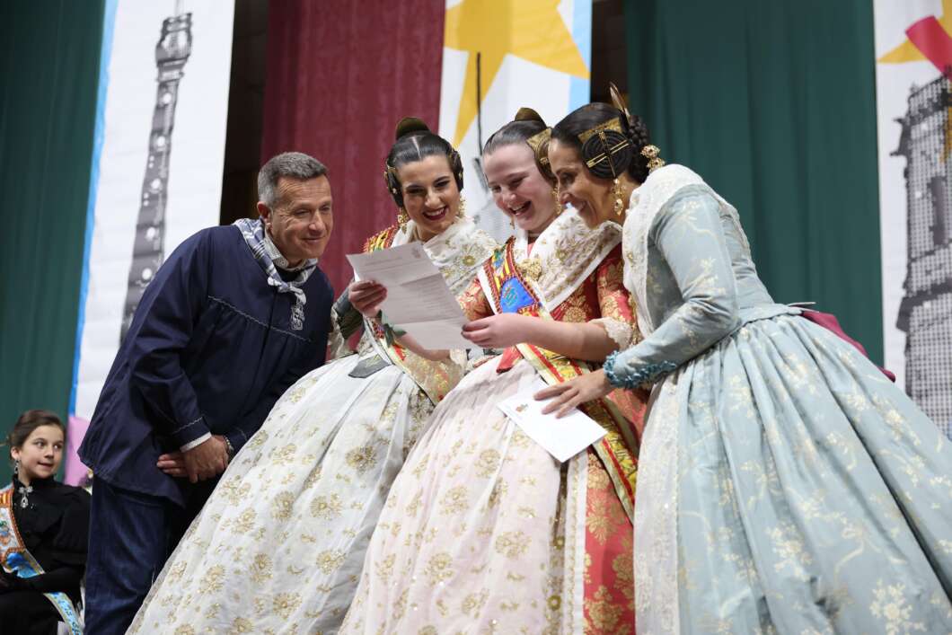 Burriana premia el talent faller en la Cavalcada del Ninot 2026