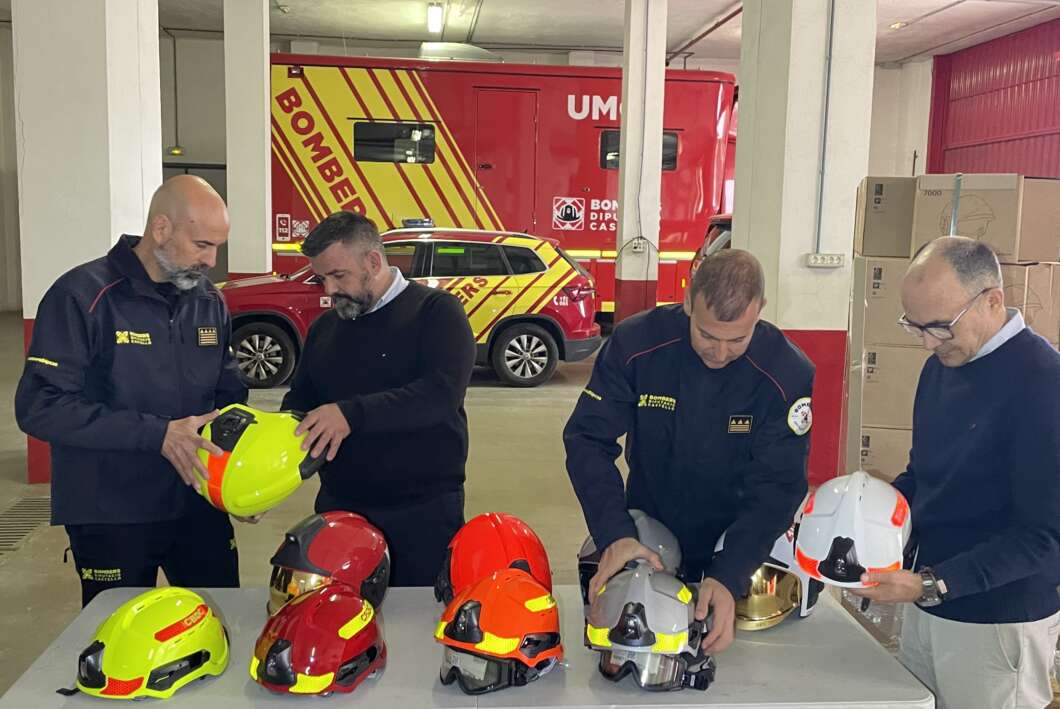 La Diputació renova l’equipament dels bombers amb 476 nous cascos