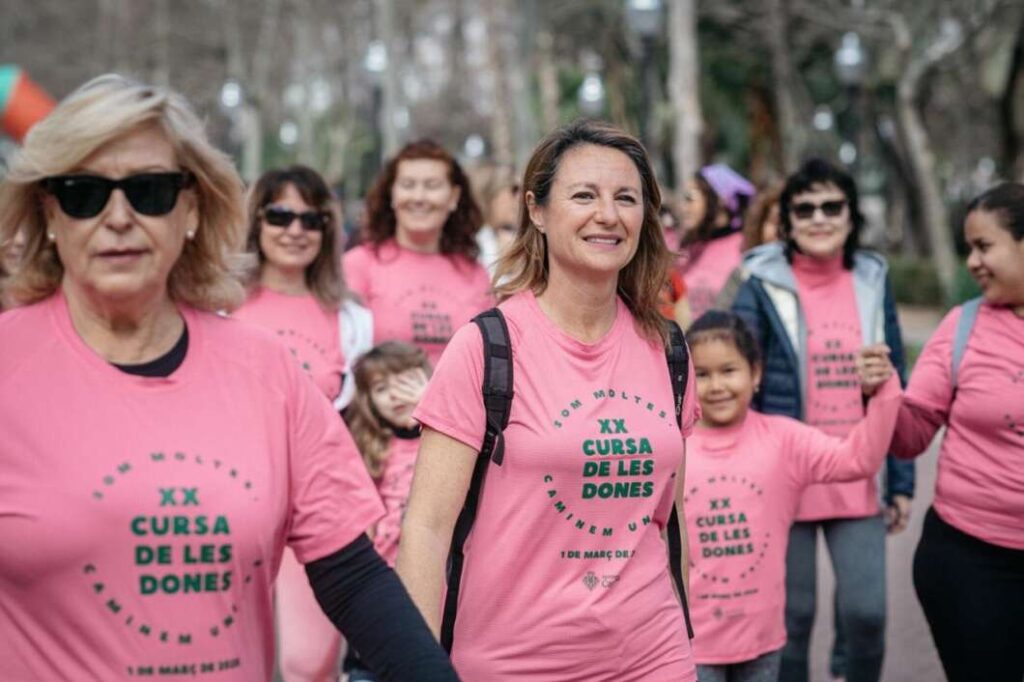 Castellón se tiñe de rosa: 4.000 mujeres toman las calles en la XX Cursa de les Dones