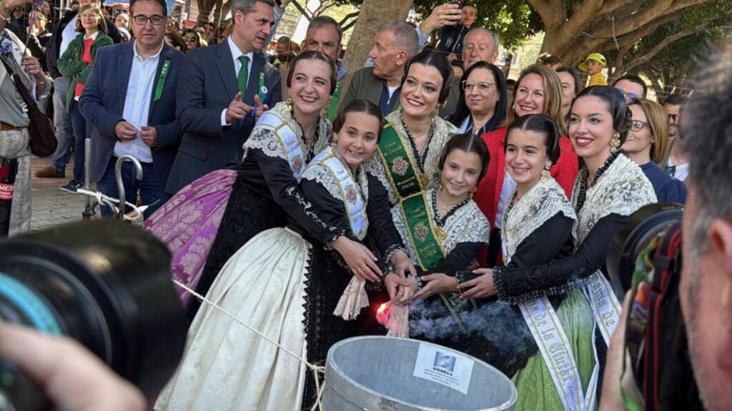 Ls reinas prenden la mecha de la mascletà de Global Focs Magdalena 2026