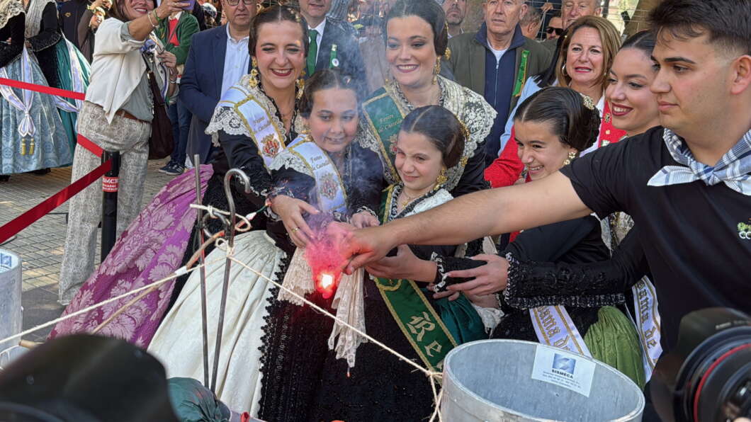 Las reinas prenden la mecha de la mascletà de Global Focs Magdalena 2026