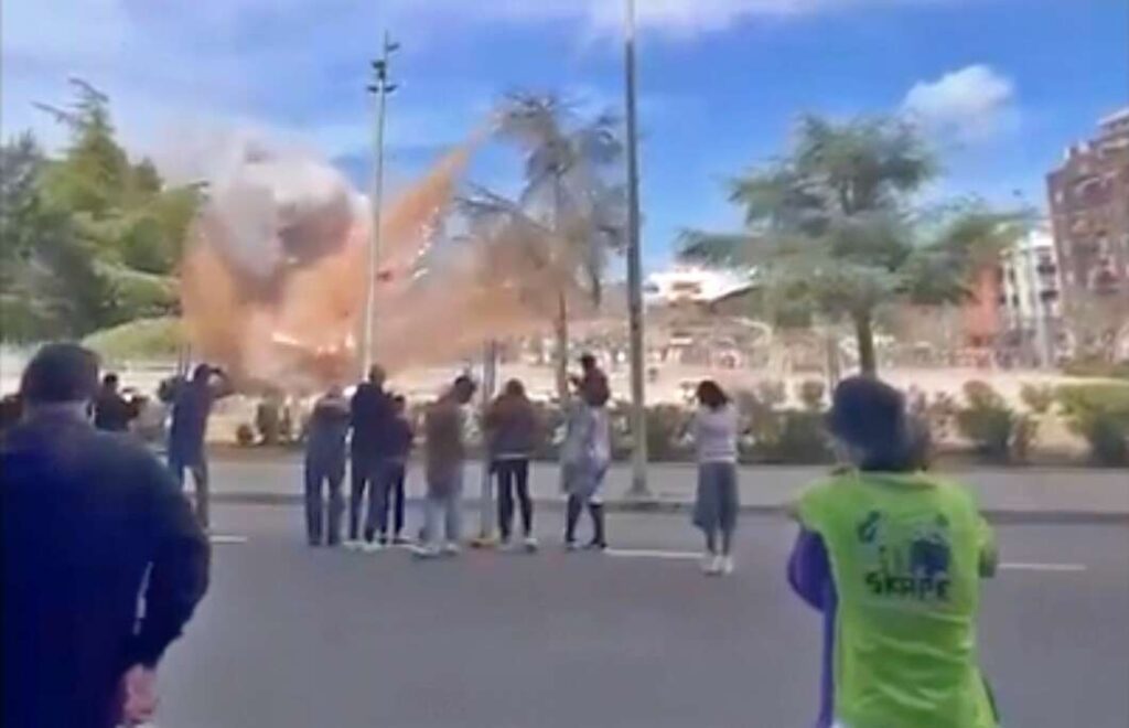 Una batería explosiona en el suelo durante la mascletà de Burriana. Fallas 2026