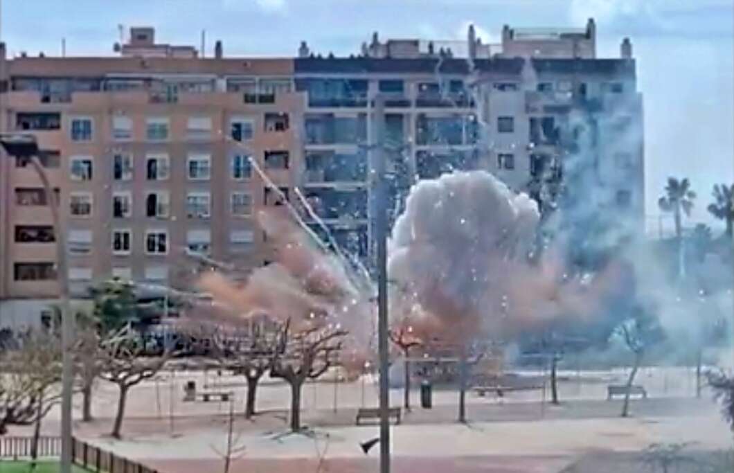 Una batería explosiona en el suelo durante la mascletà de Burriana. Fallas 2026
