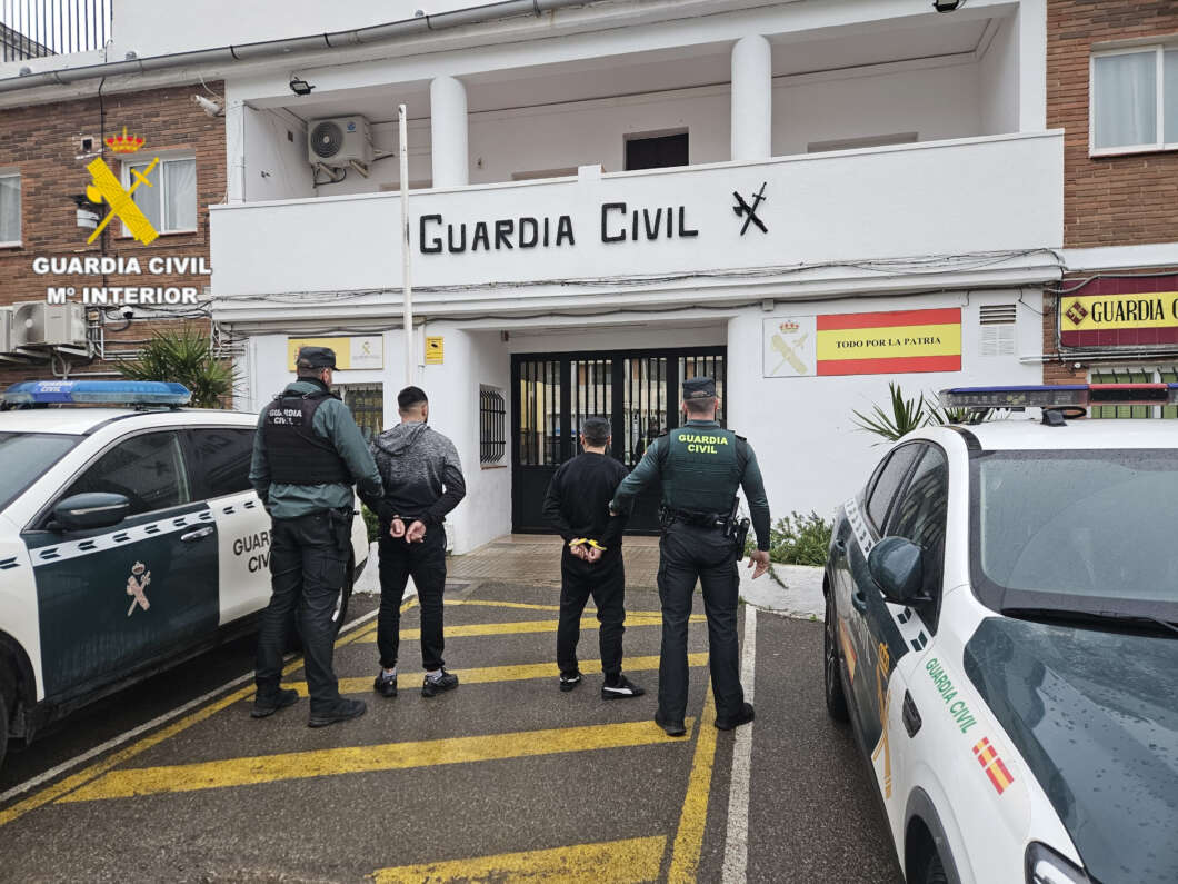 La Guardia Civil detiene a tres varones por intentar robar cable de cobre en la AP-7 a la altura de Cabanes