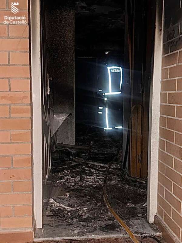 Un incendio en una vivienda de Cabanes deja un herido