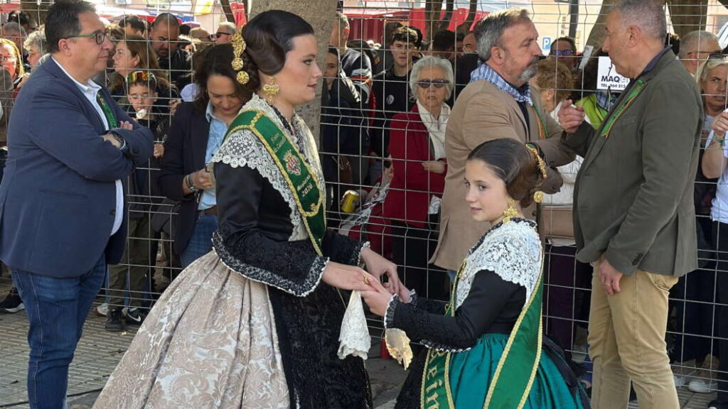 Las reinas Clara Sanz y ana colón en el recinto para la mascletà de Global Focs 130326
