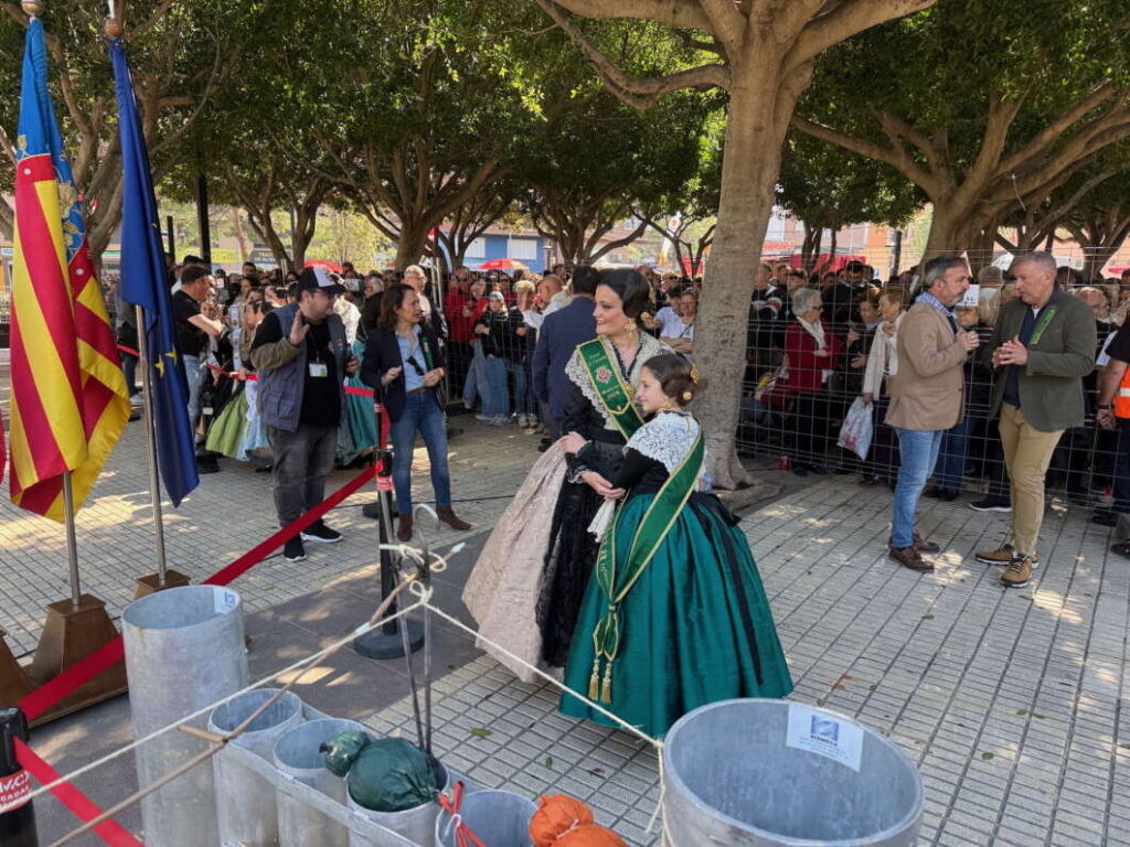 Las reinas Clara Sanz y ana colón en el recinto para la mascletà de Global Focs 130326