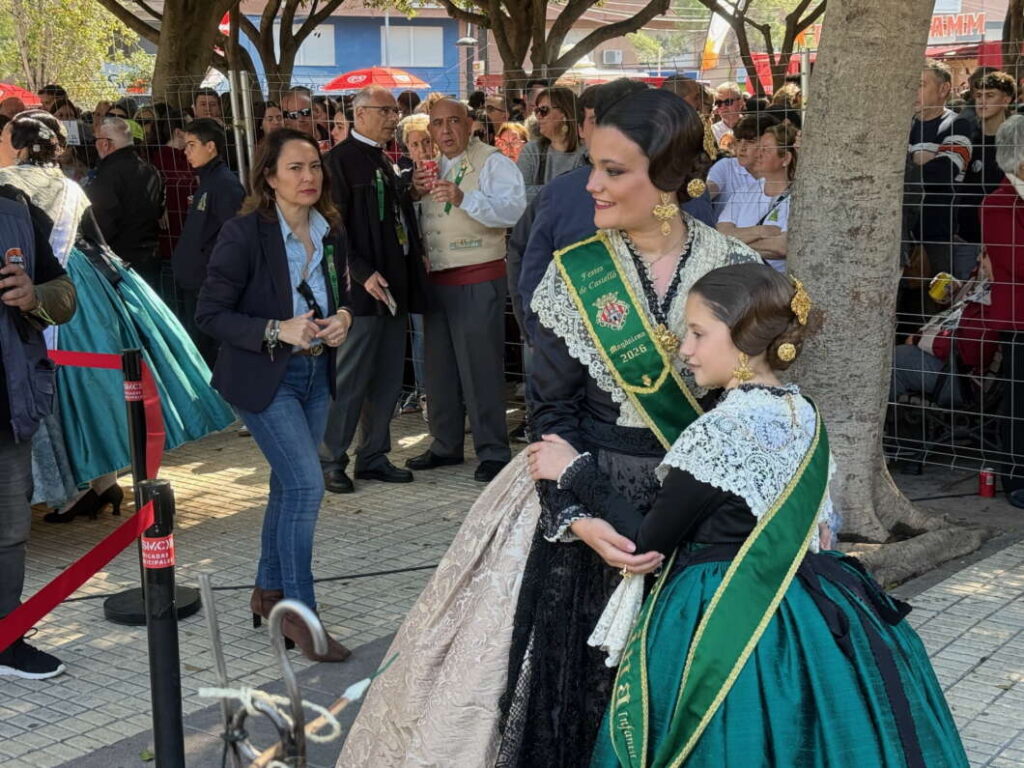 Las reinas Clara Sanz y ana colón en el recinto para la mascletà de Global Focs 130326