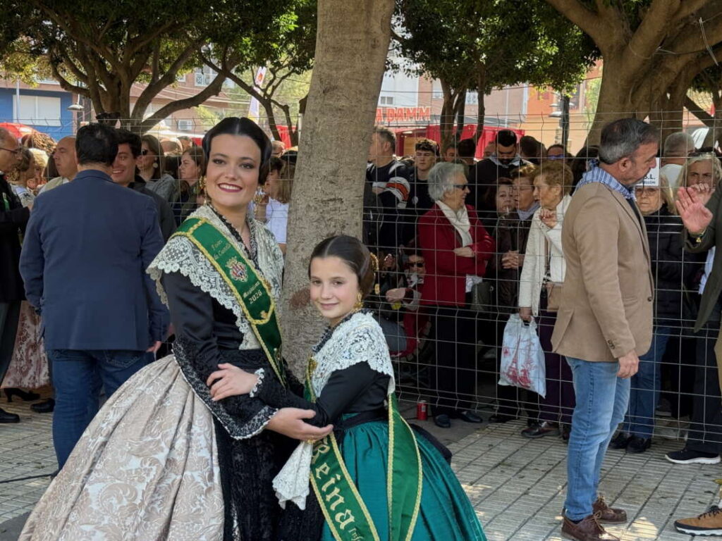 Las reinas Clara Sanz y ana colón en el recinto para la mascletà de Global Focs 130326