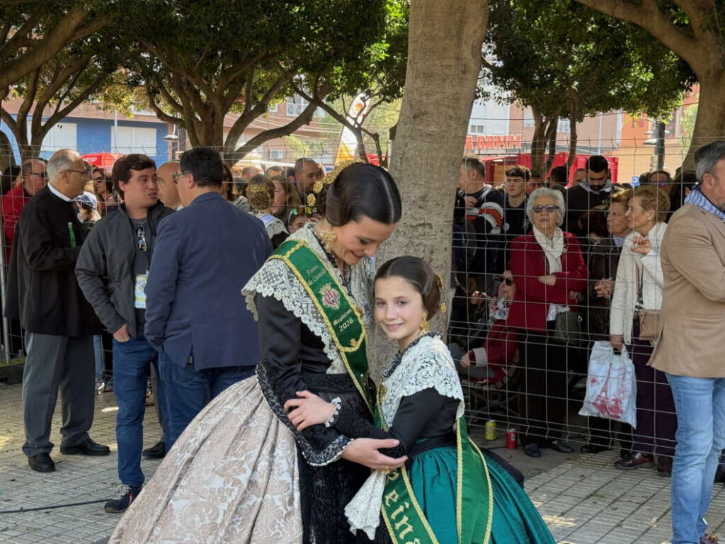 Las reinas Clara Sanz y ana colón en el recinto para la mascletà de Global Focs 130326