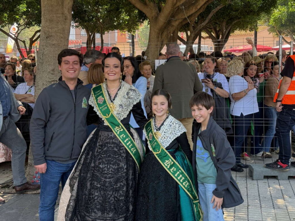 Las reinas Clara Sanz y ana colón con sus hermanos en el recinto para la mascletà de Global Focs 130326