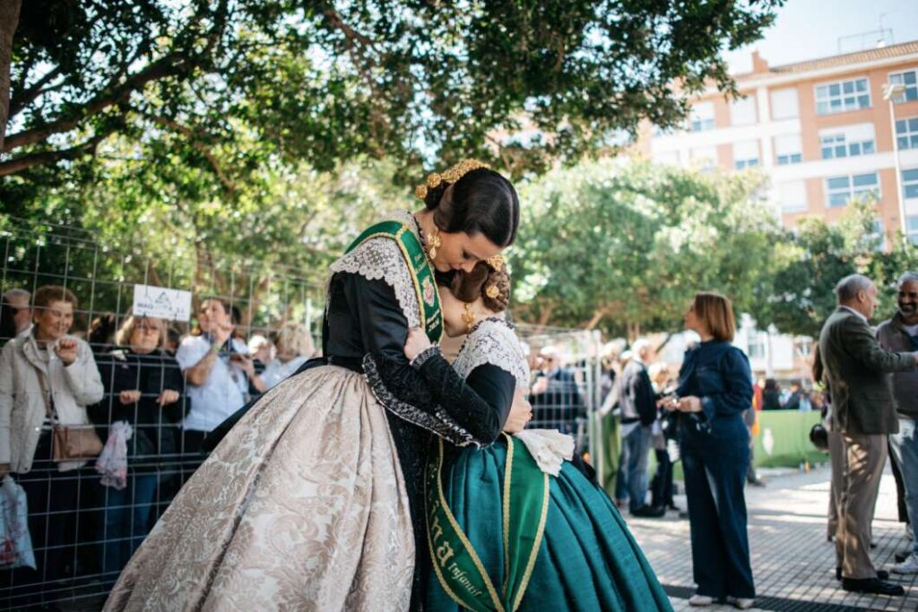 Las reinas Clara Sanz y ana colón en el recinto para la mascletà de Global Focs 130326