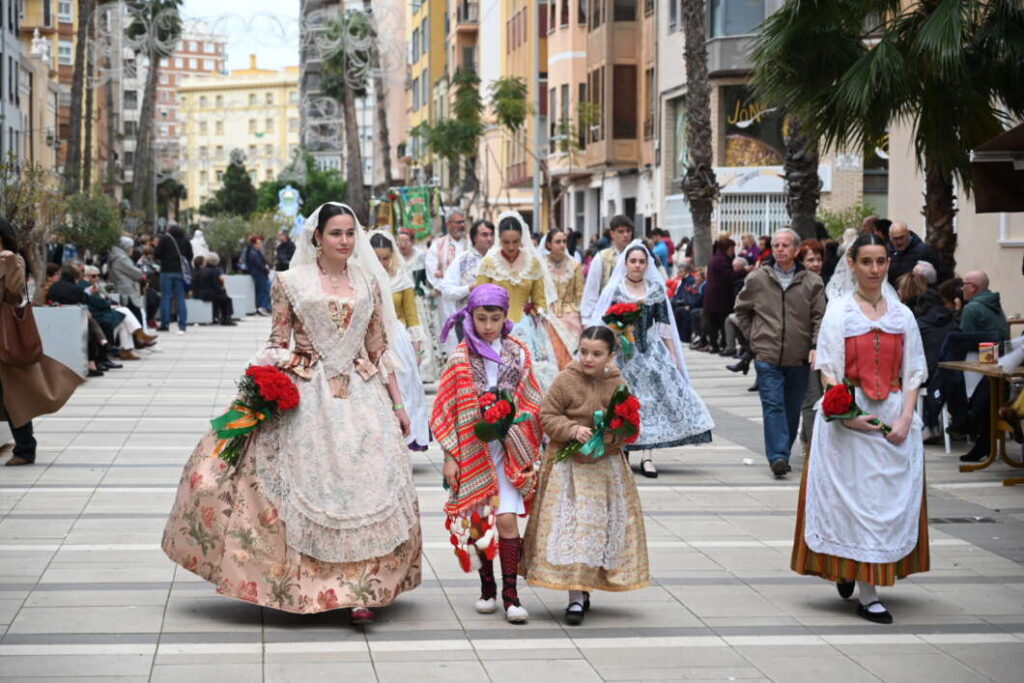 Castellón honra a la Mare de Déu de Lledó con la tradicional ofrenda de flores