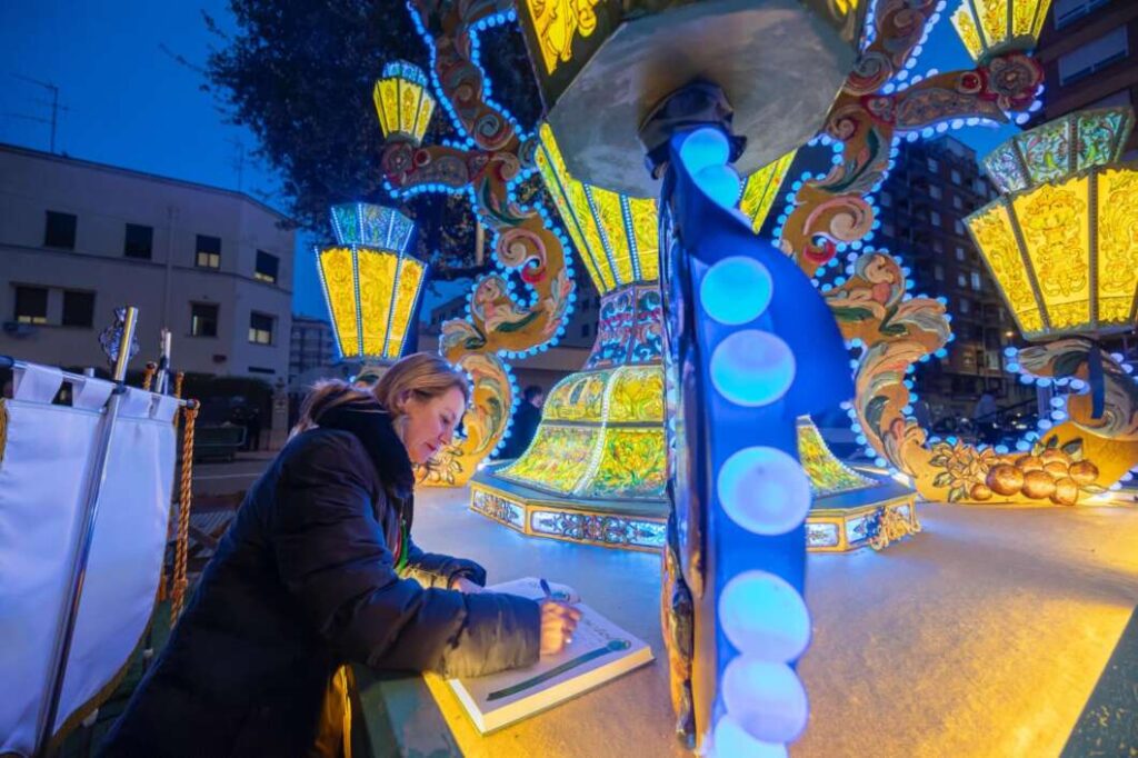 Pérez Llorca visita las gaiatas ganadoras de la Magdalena 2026 en su visita a Castellón