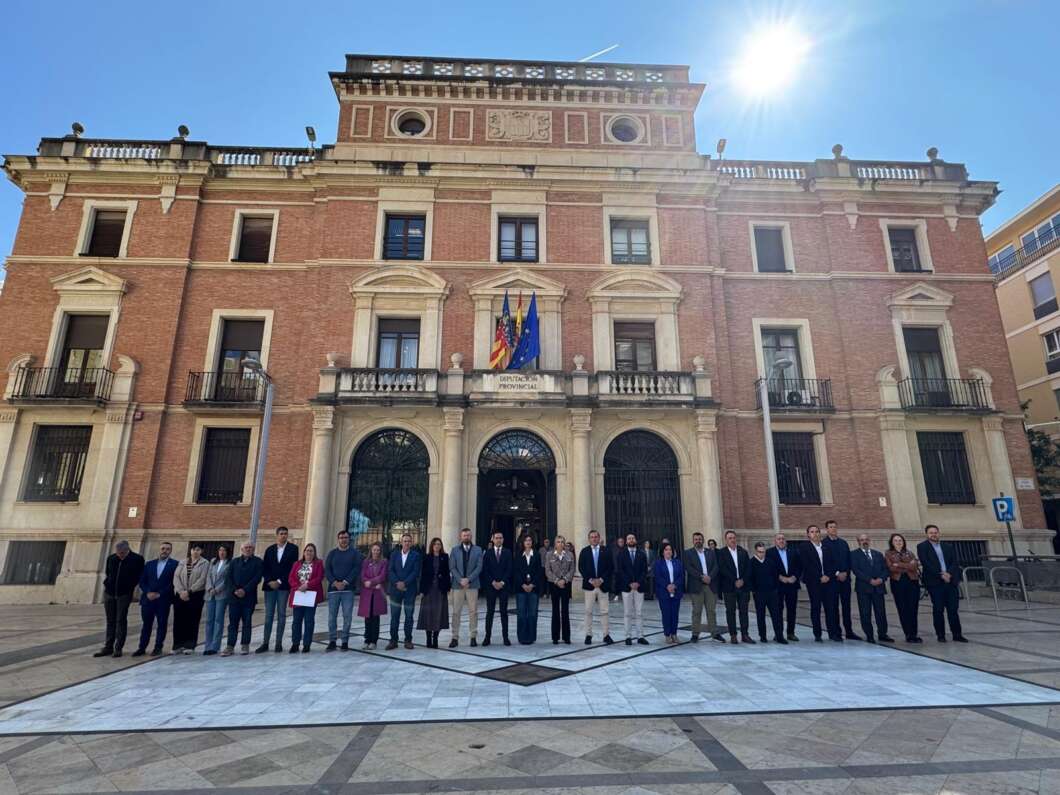 La Diputació guarda un minut de silenci per l'assassinat d'una menor