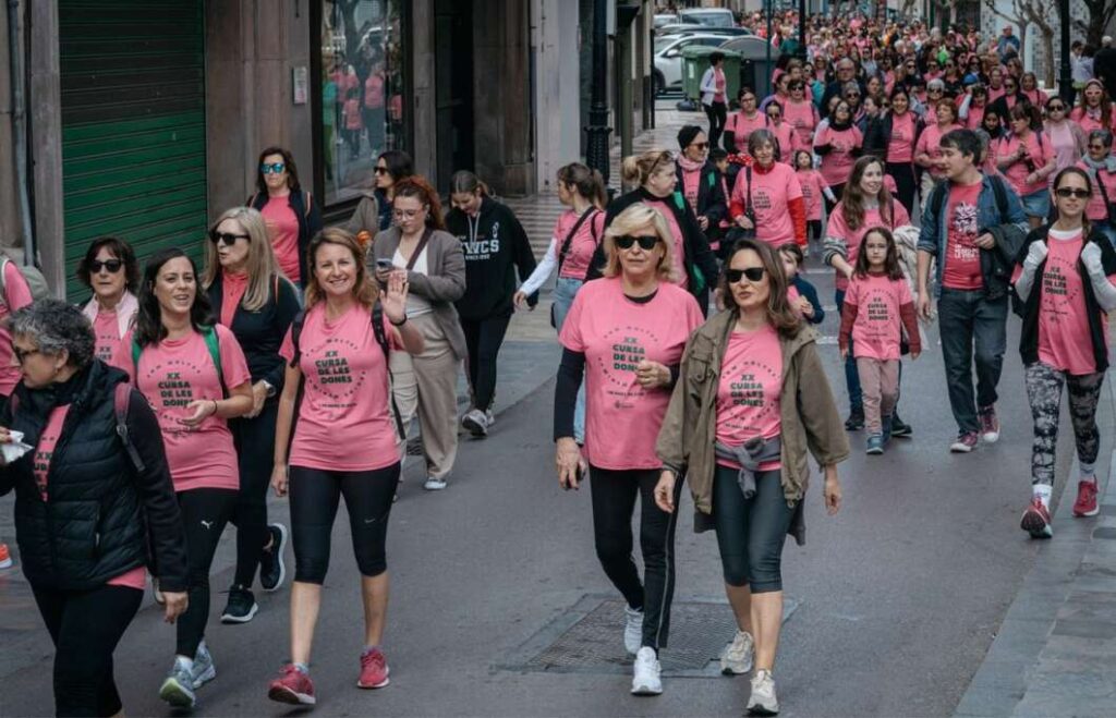 Castellón se tiñe de rosa: 4.000 mujeres toman las calles en la XX Cursa de les Dones