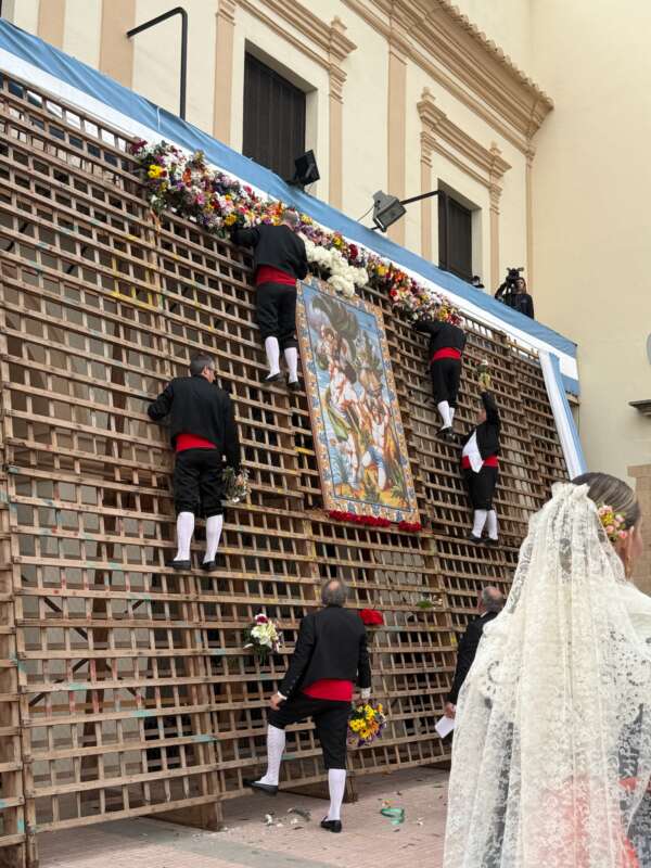 Castellón honra a la Mare de Déu de Lledó con la tradicional ofrenda de flores