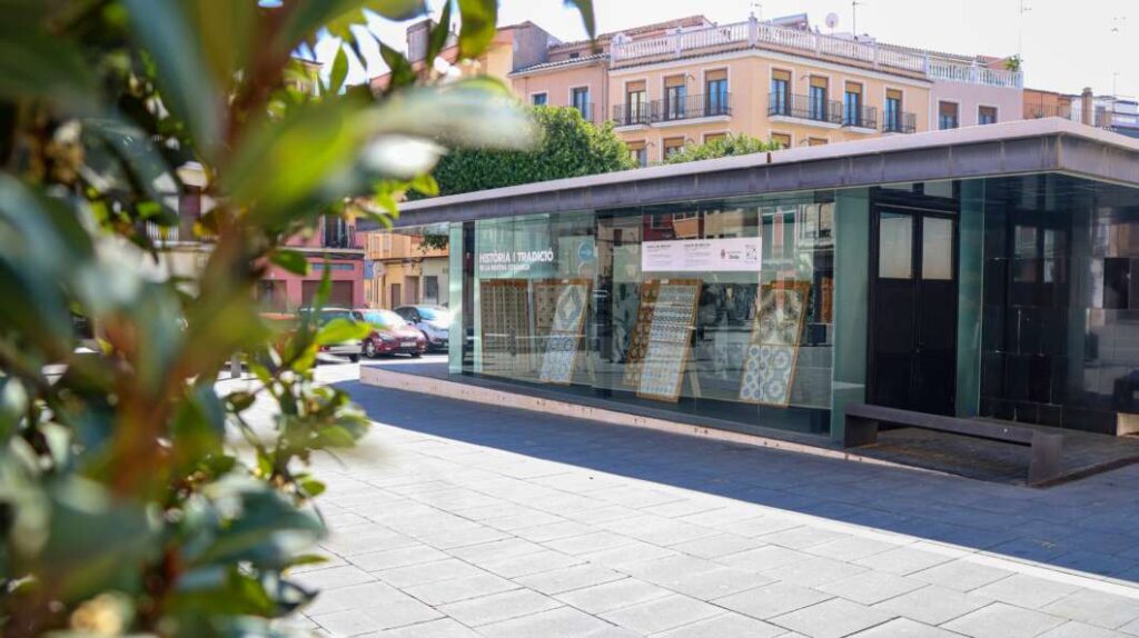 Onda saca su historia cerámica a la calle con una exposición de azulejos del siglo XIX