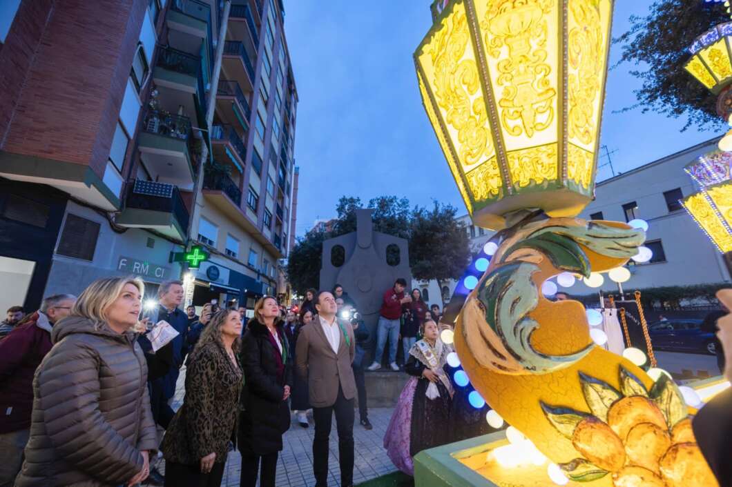 Pérez Llorca visita las gaiatas ganadoras de la Magdalena 2026 en su visita a Castellón