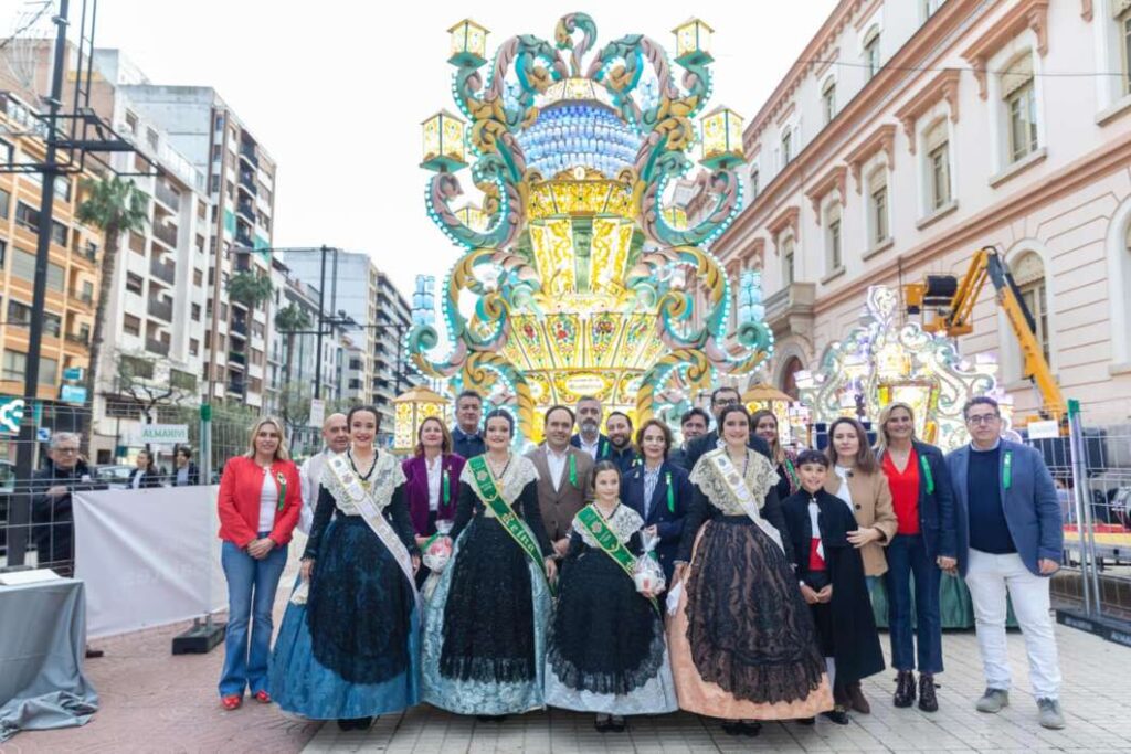 Pérez Llorca visita las gaiatas ganadoras de la Magdalena 2026 en su visita a Castellón