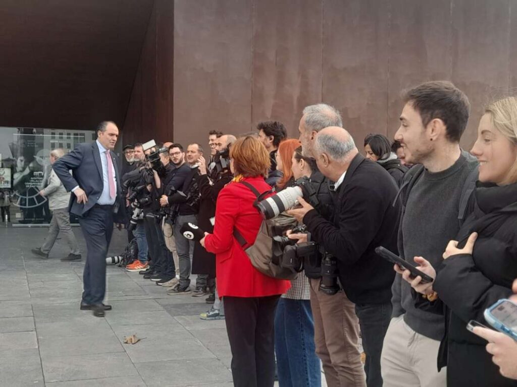 Prensa por la visita de la reina Letizia