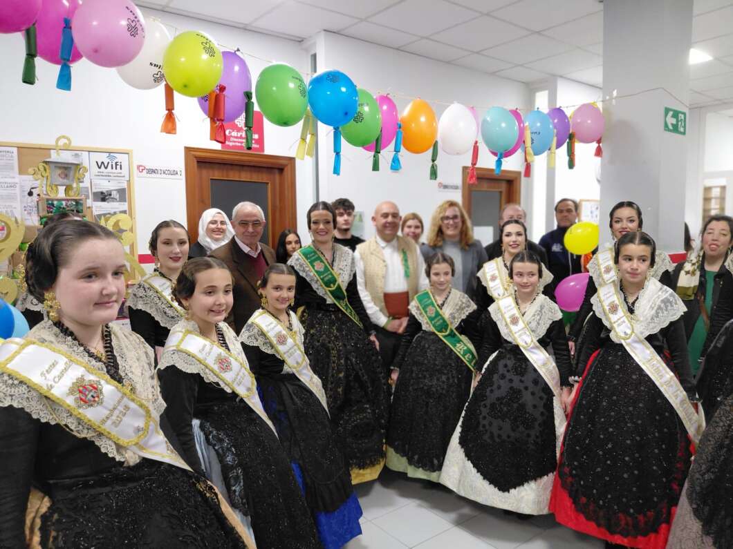 Las Reinas de la Magdalena visitan Cáritas Castellón y respaldan su labor social