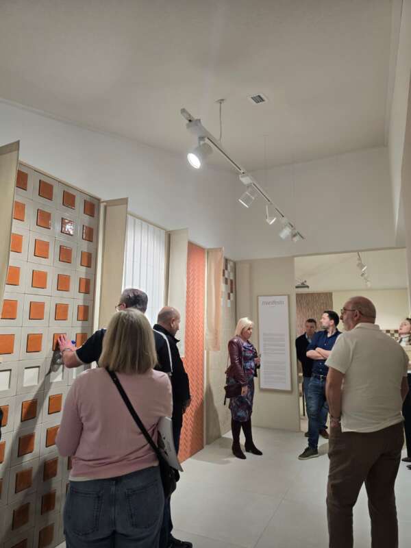 Distribuidores del Reino Unido visitan Castellón para conocer la innovación del sector cerámico