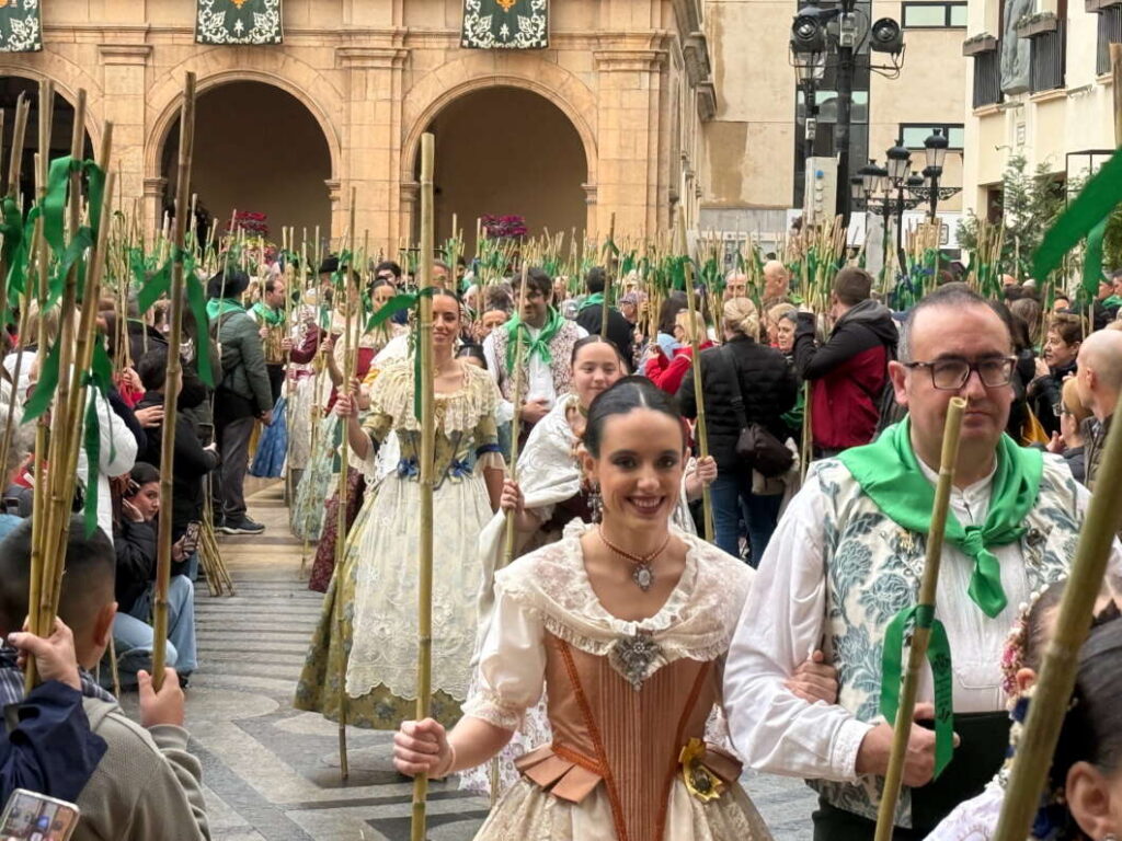 La comisión y reinas de la Fiesta de la Huerta de Murcia. La comisión y Belleas del Foc de Alicante.