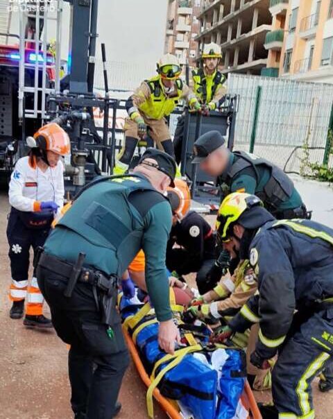omberos y sanitarios atienden a un hombre tras caer de un andamio en La Vall d’Uixó
