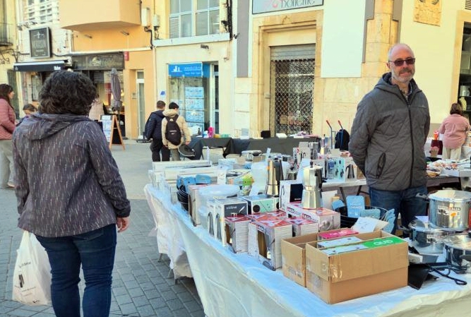 Vinaròs ha sacado sus comercios a la calle hoy domingo