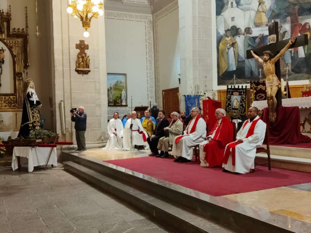 La procesión de la Virgen de los Dolores y el pregón han dado inicio a la Semana Santa de Vinaròs