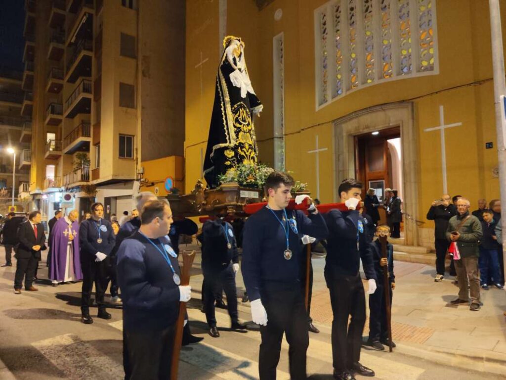 La procesión de la Virgen de los Dolores y el pregón han dado inicio a la Semana Santa de Vinaròs