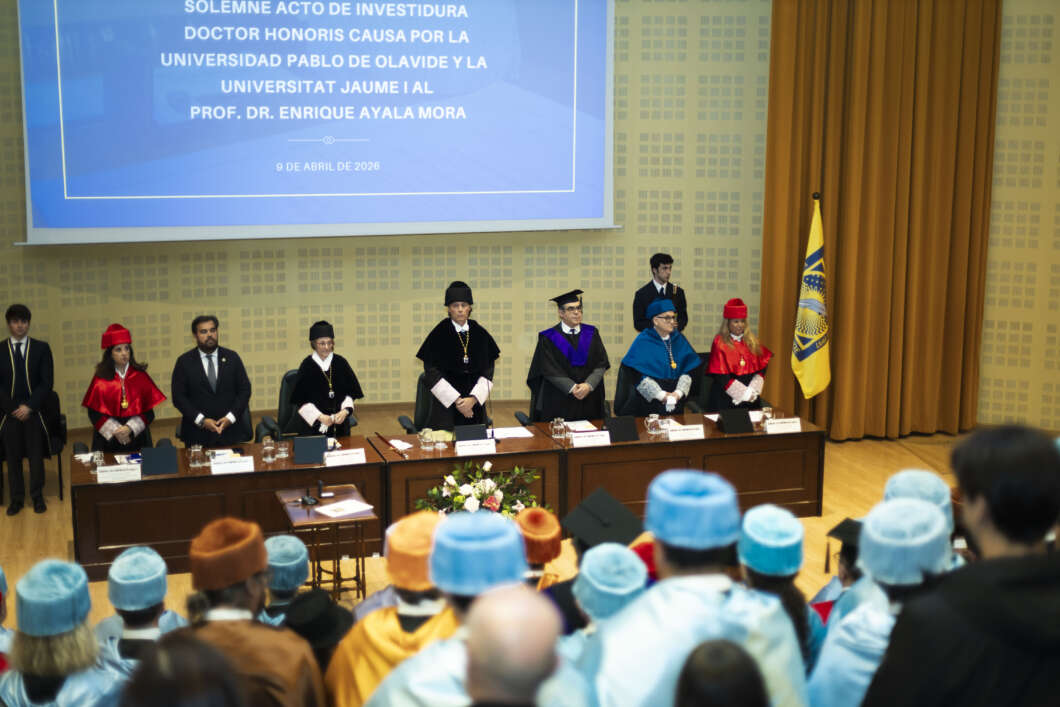 Enrique-Ayala, honoris causa, historiador