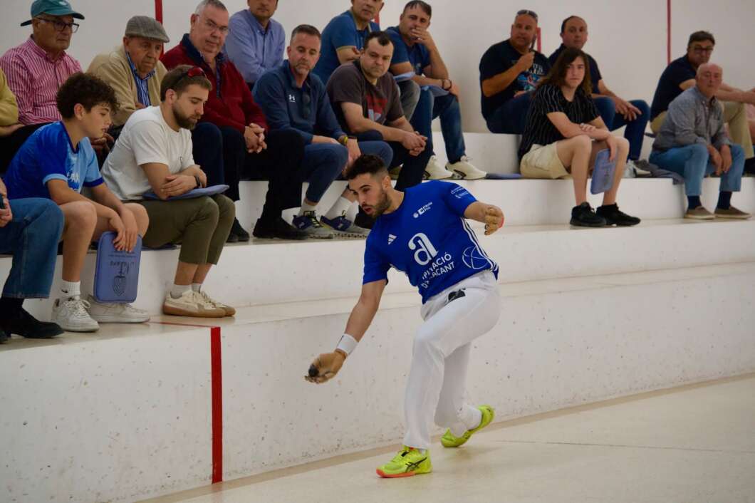 La lluita per la permanència en 1a Divisió es juga en 'Punt a punt' València-Girona, Málaga-Castelló, Oviedo-Elx i Villarreal-Celta, este cap de setmana en directe per À Punt Radio La final de la Copa Diputació d'Alacant d'escala i corda es vorà per televisió diumenge a les 11 del matí Burjassot, divendres 24 d'abril del 2026. El cap de setmana esportiu a À Punt inclou una programació d'alt interés que ja esperen els aficionats, tant per la ràdio com per la televisió pública, perquè es juga l'ascens d'uns i la permanència d'altres a la primera divisió de la lliga de futbol. El programa radiofònic Punt a Punt començarà, com cada dissabte, a les dotze del migdia amb atenció especial als partits València-Girona (18:30 h) des de Mestalla, Màlaga-Castelló (21 h) en la lluita per l'ascens a primera i Valencia Basket-Real Madrid (21 h) en la lliga ACB. A més, handbol, waterpolo, esport femení i tot el futbol regional. L'equip de Luis Urrutia continuarà diumenge a partir de les 12 hores amb la lluita per la permanència i també per les competicions europees,. Des del Carlos Tartiere podrem seguir el partit Oviedo-Elx (16:15 h) i des de La Ceràmica l'enfrontament Villarreal-Celta (21 h). A més, la lluita per l'ascens a segona federació entre el Castellonense i l'Atlético Saguntino amés d'hoquei, futbol americà i pilota valenciana. Punt a punt tornarà a alçar la persiana esportiva dilluns a les huit i mitja de la vesprada per a calfar motors amb el partit de les 21 hores que tanca la jornada en primera divisió entre l'Espanyol i el Llevant. Amb la narració de Manolo Montalt, la coordinació de Salva Folgado i els comentaris de Vicent Latorre i Pepe Plá. I el pròxim dimarts 28 d'abril comencen els playoffs de l'Eurolliga i es podrà seguir pel Punt a punt a partir de les huit i mitja de la vesprada des del Roig Arena amb el primer partit de les eliminatòries pel títol continental entre Valencia Basket i Panatinaikós, que comença a les 20.45 hores. Una narració de Luis Urrutia, Salva Gomis, Salva Folgado i Nacho Rodilla. La final de la Copa Diputació d'Alacant, per televisió I per televisó, este diumenge, al trinquet 'el Rovellet' de Dénia, es decideix el campió de la XIII edició de la Copa Diputació d'Alacant en la modalitat d'escala i corda. La final serà oferida en directe per À Punt des de les 11 del matí després de l'espai Apunts de pilota. Pel títol lluitarà la parella representant d'Ondara, Salva Palau i Álvaro Gimeno, contra el trio de Giner, Jesús i Carlos, representants de Pedreguer-Masymas. Per superioritat numèrica, per veterania i per coneixement del trinquet el trio pot eixir amb un lleuger avantatge en els pronòstics de la càtedra, però a l'altre costat de corda tindran la potent pegada d'esquerra de Salva Palau, net del mític Juliet d'Alginet, i el bon fer d'Álvaro Gimeno en la demarcació de mitger. Salva Palau i Gimeno arriben a la final després de desfer-se en semifinals d'altra parella, Pere Roc II i Nacho. Per la seua part, Giner, Jesús i Carlos han eliminat en semifinals José Salvador, Héctor i Monrabal. Tota l'actualitat esportiva també en La Banda: minut i resultat La informació esportiva del cap de setmana pel que fa a la televisió es completarà també amb una doble edició de La Banda: minut i resultat. El programa farà un repàs als marcadors de la jornada i mostrarà les millors imatges dels principals duels de la jornada, parant especial atenció al paper dels equips valencians de Primera i Segona Divisió. Dissabte, en acabar El Retrovisor, La Banda: minut i resultat ens acostarà tot el que haja passat en el duel entre el València CF i el Girona (18:30 h). Al programa també s'analitzaran els gols i millors jugades de la visita del Castelló a casa del Málaga (21 h). Diumenge, l'anàlisi dels enfrontaments entre l'Oviedo i l'Elx (16:15 h) i el Villarreal-Celta (21 h) centrarà l'atenció del programa que s'emetrà poc abans de la mitjanit.