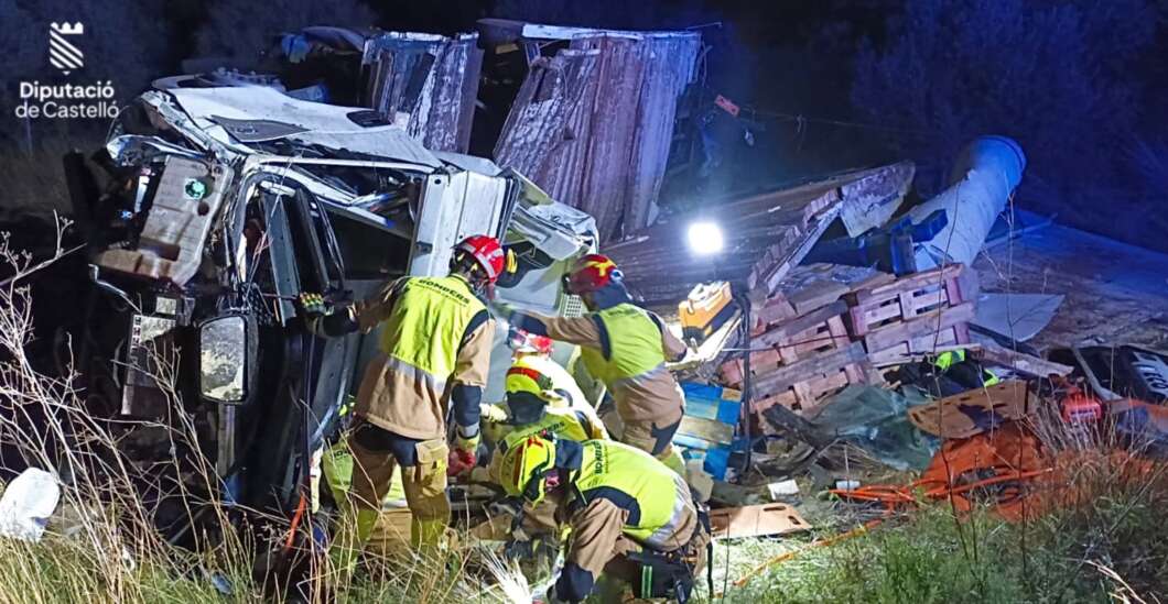 Dos accidentes de camiones en la AP-7 movilizan a los bomberos en Torreblanca y Orpesa