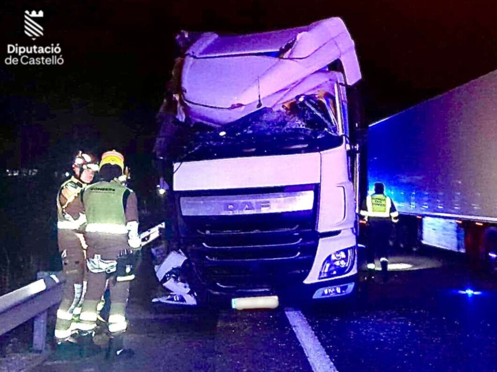 Dos accidentes de camiones en la AP-7 movilizan a los bomberos en Torreblanca y Orpesa
