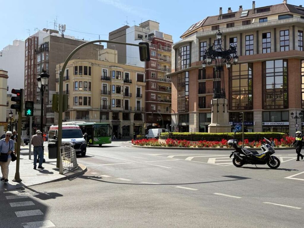 Un autobús interrumpe su marcha en La Farola y moviliza a los servicios sanitarios
