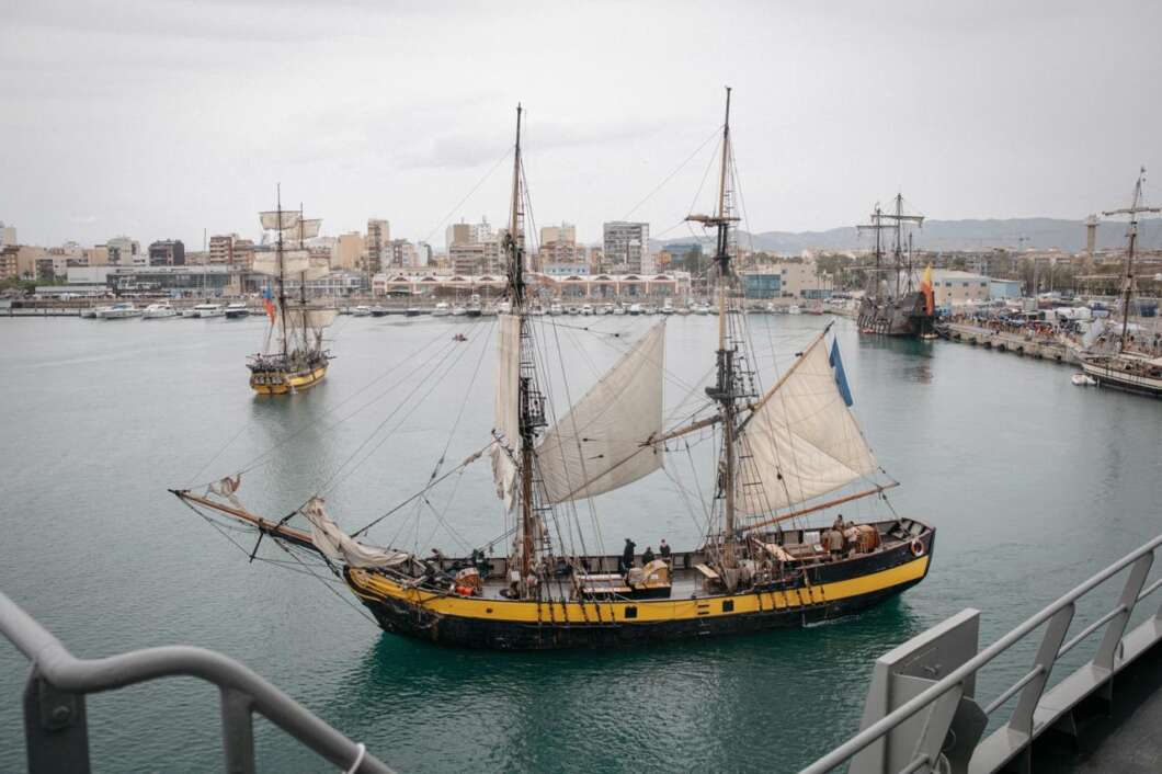La batalla naval de Escala a Castelló arrasa y llena el puerto pese a la lluvia
