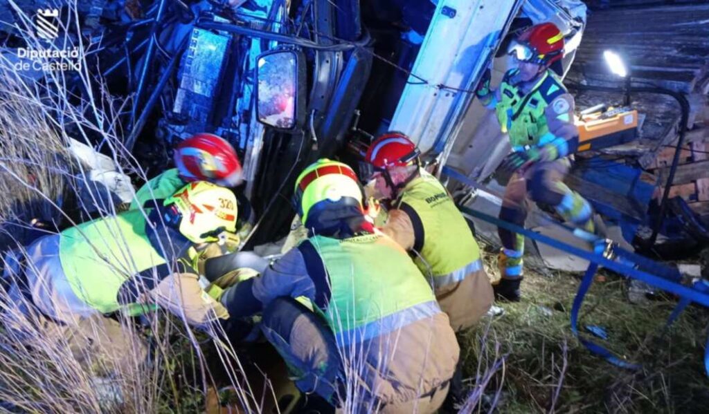 Dos accidentes de camiones en la AP-7 movilizan a los bomberos en Torreblanca y Orpesa