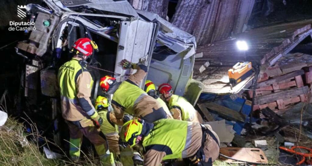 Dos accidentes de camiones en la AP-7 movilizan a los bomberos en Torreblanca y Orpesa