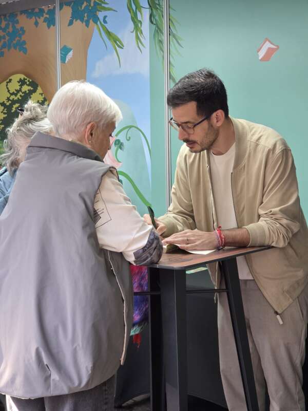 La Fira del Llibre de Castelló reúne a miles de personas en un sábado con grandes autores