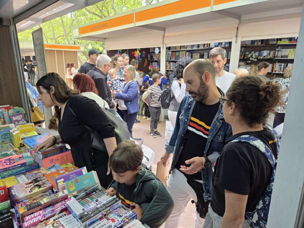 La Fira del Llibre de Castelló reúne a miles de personas en un sábado con grandes autores